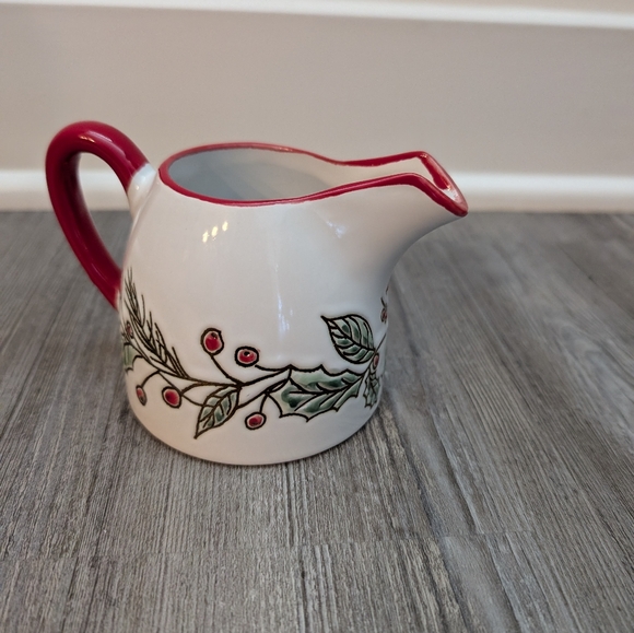 InHomeStylez Christmas Holly Berry Small creamer/ gravy boat - Picture 2 of 11